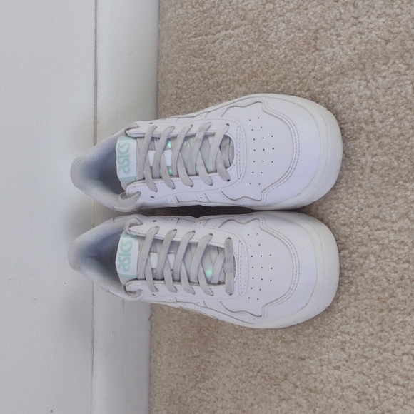 Women's Asics size 7 color white court shoe - Picture 2 of 6